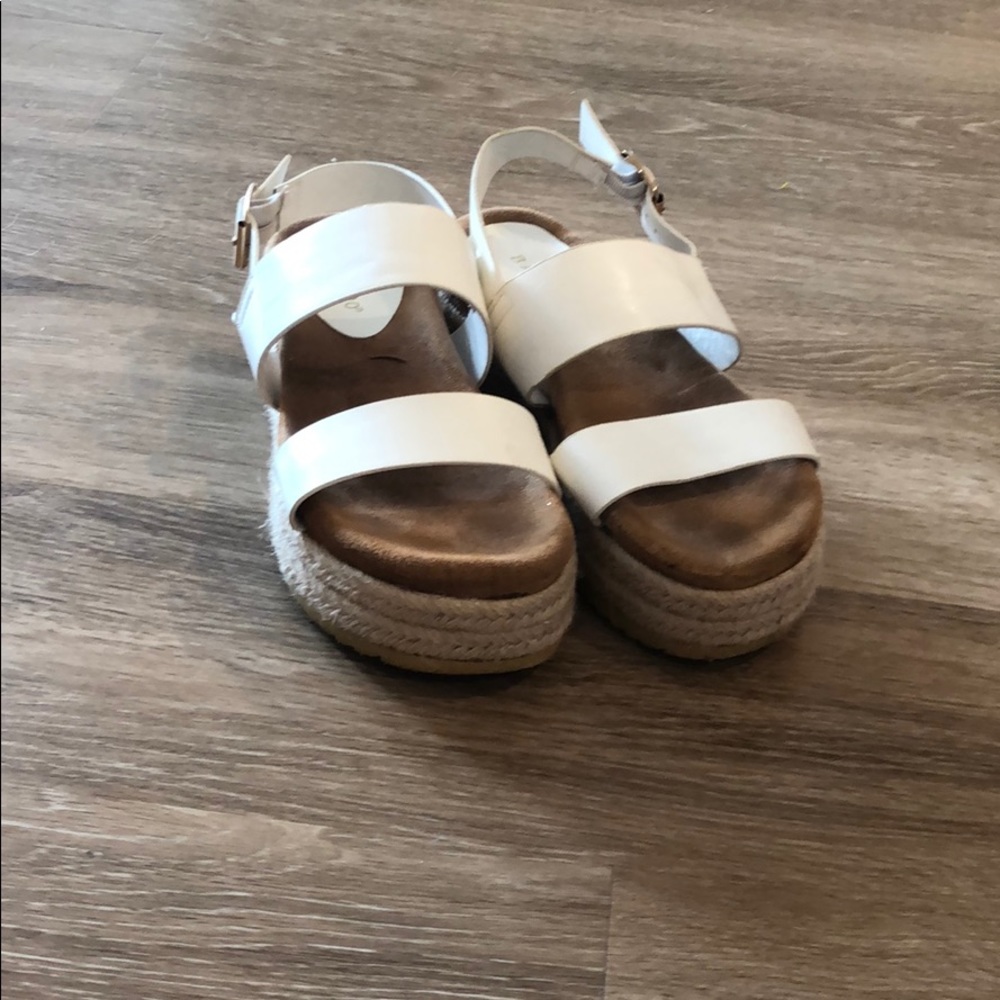 Comfy platform sandals!!